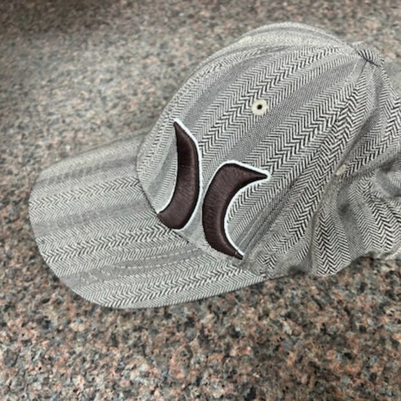 Hurley Flex-fit Baseball hat - Picture 4 of 13